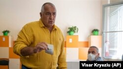 Bojko Borisov, bivši bugarski premijer i lider stranke Građani za evropski razvoj Bugarske, na glasačkom mestu u Sofiji 11. jula 2021. Borisov je tri puta vodio Vladu, ali su prošlogodišnji izbori ozbiljno uzdrmali njegov politički kredibilitet.