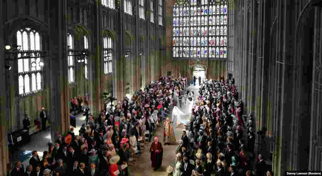 Ulazak Megan Markl u kapelu Svetog Đorđa, do oltara će je otpratiti princ Čarls, otac princa Harija