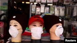 Zaštitne maske izložene u prodavnici mobilnih telefona u njemačkom gradu Hanau, 16. mart, 2020. 