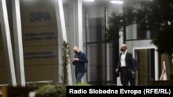 Više osoba ispitano je krajem maja, kada je zabeležena ova fotografija, od strane BiH agencije za istragu i zaštitu o slučaju nabavke respiratora iz Kine. Među njima i premijer Federacije BiH Fadil Novalić.
