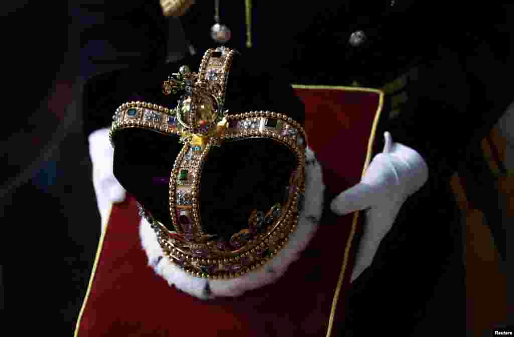 Coroana Sfântului Eduard din secolul al XVII-lea este purtată în ziua ceremoniei de încoronare a Regelui Charles și a Reginei Camilla din Marea Britanie la Westminster Abbey, din Londra, Marea Britanie. 6 mai 2023. REUTERS/Phil Noble/Pool