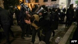 Poliția încearcă să disperseze protestatarii care participă la o demonstrație împotriva deciziei guvernului georgian de a amâna discuțiile privind aderarea la UE, în apropierea clădirii Parlamentului din centrul orașului Tbilisi, pe 29 noiembrie 2024.