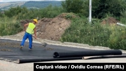 În imagine, lucrări de montare a membranei impermeabile pe aliniamentul căii ferate, între gara Aleșd și Vadu Crișului.