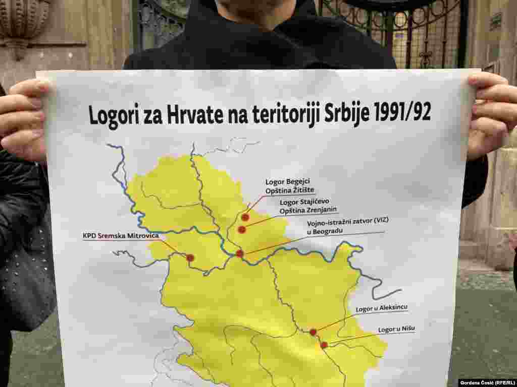 Prema rečima organizatora performansa, oni su u logorima u Srbiji boravili od par dana do devet meseci. Podaci organizacije &quot;Žene u crnom&quot; kažu i da je kroz logore prošlo oko 7.000 ljudi.&nbsp; &nbsp;