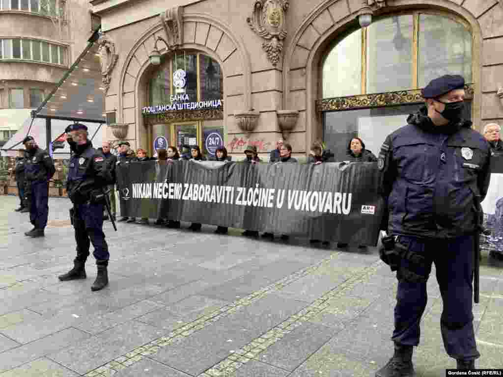 Performans posvećen žrtvama Vukovara i zarobljeničkih logora obezbeđivale su jake policijske snage, a pripadnici policije nisu dozvoljavali prolaznicima da se približe učesnicima skupa.