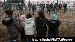 Tensiunile rămân ridicate la granița polono-belarusă, sute de migranți vor fi trimiși acasă în Irak.