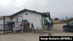 Radnici u krugu fabrike "Linglong" u Zrenjaninu, 18. novembar 2021.