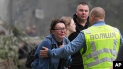 Locuitori ai Kievului, după noile atacuri rusești asupra orașului, la 31 iulie 2025.