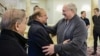 Liderul belarus Alexandr Lukașenko îl salută pe premierul pakistanez Shehbaz Sharif la Minsk - 10 aprilie 2025.