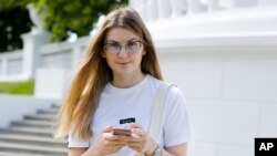 A Tut.by egyik újságírója Minszkben 2021. június 3-án, aki tizenöt napot őrizetben töltött, amiért beszámolt egy, a tüntetésekkel kapcsolatos bírósági tárgyalásról