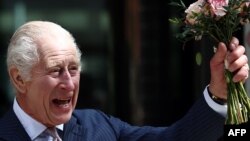 Regele britanic salută mulțimea marți, după vizita la un centru oncologic pe care îl patronează. Charles al III-lea vrea să popularizeze controalele preventive pentru descoperirea timpurie a cancerului. 