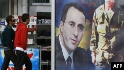 Poster u Prištini sa likom Ramuša Haradinaja na kojem piše "Kosovo ti želi dobrodošlicu", 03.04.2008. 