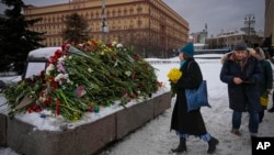 Ljudi polažu cveće povodom smrti opozicionog lidera Alekseja Navaljnog na spomeniku žrtvama političke represije u Sovjetskom Savezu, Moskva, 17. februar 2024.