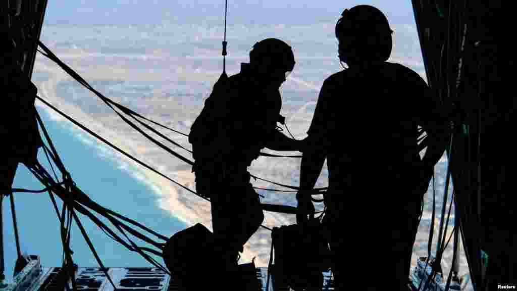 A csomagokat a géptörzs végén lenyiló rámpáról, ejtőernyővel engedték a gázai övezetbe