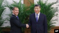 Președintele Consiliului de Securitate al Rusiei, Dmitri Medvedev, strânge mâna cu președintele chinez Xi Jinping înainte de o întâlnire la Beijing pe 21 decembrie 2022.