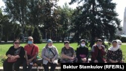 Родственники кыргызстанок, остающихся в Сирии, провели акцию в Бишкеке. Они просят у властей помощи в возвращении женщин домой. 3 августа 2020 г.