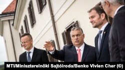 Orbán Viktor és Igor Matovič akkori szlovák kormányfő találkozója 2020-ban. A kép szélein a két külügyminiszter