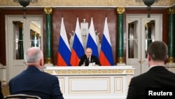 Presidenti rus, Vladimir Putin, duke folur për gazetarët në një konferencë për shtyp në mesnatë në Moskë, më 11 maj.