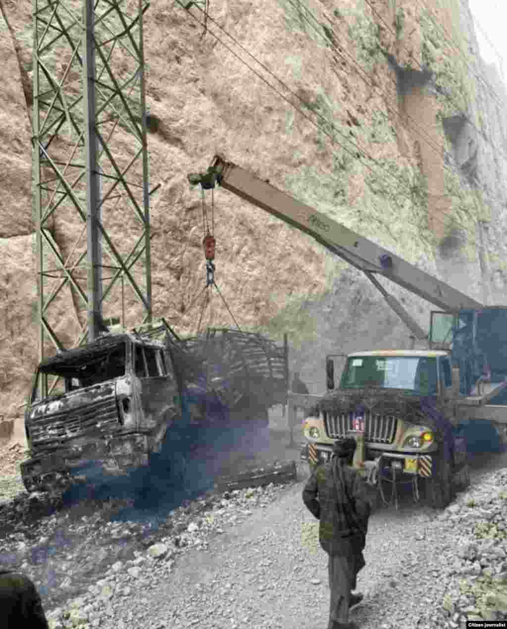 په تاشقرغان کې د زلزلې له کبله د رامنځته شوي ویجاړي یو عکس