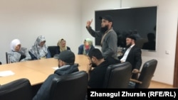 Na sastanku s loklanim zvaničnicima, nekoliko stanovnika Aktobe zahtevalo je da se njihovim ćerkama dozvoli da nose marame u školama.