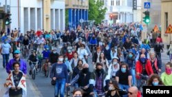 Uzvikujući "lopovi" demonstranti su se vozili na biciklima kroz centar Ljubljane