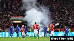 Áll a játék a Puskás Arénában egy pályára dobott füstbomba miatt az angol válogatott harmadik gólja után, 2021. szeptember 2-án