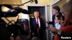 Donald Trump, vorbindu-le jurnaliștilor la bordul avionului prezidențial, pe 30 martie 2025 