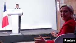 Lidera de extremă dreapta Marine le Pen la o conferință de presă a lui Jordan Bardella, președintele partidului de extremă dreapta, „Reuniunea Națională”, pe 24 iunie.