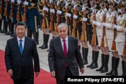 Президент Китая Си Цзиньпин (слева) и прибывший с визитом в Пекин президент Казахстана Касым-Жомарт Токаев. 11 сентября 2019 года.