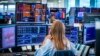Punonjësit në dhomën e tregtimit të Nordea Markets ndjekin trazirat dhe rëniet e mprehta të tregjeve të aksioneve, si pasojë e luftës tregtare me tarifa që po ndikon tregjet në mbarë botën. Oslo, Norvegji, 7 prill 2025.
