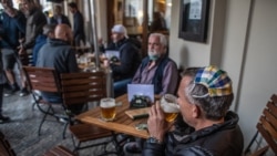 I zemlje centralne Evrope, poput Češke i Slovačke, omogućile su migracije svojih državljana iz jedne zemlje u drugu (na fotografiji jedan od barova u Pragu, maj 2020)