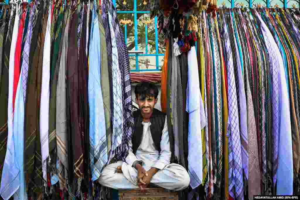 Prodaja marama u Kabulu, u susret ramazanu, Afganistan.