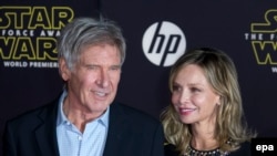 Харисън Форд и съпругата му Калиста Флокхарт на премиерата на Star Wars: The Force Awakens през 2015 година