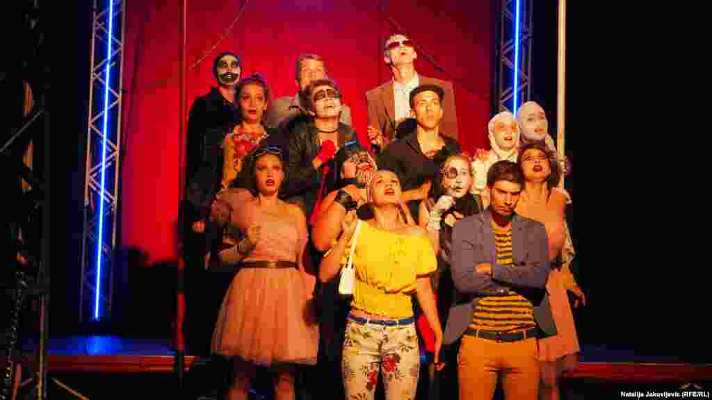 Salašarsko pozorište, koje je produciralo za političke predstavnike Mađara u Srbiji &quot;spornu&quot; predstavu, pozorišna je trupa koja više od 40 godina &quot;dovodi&quot; pozorište u sela širom Vojvodine gde žive Mađari.