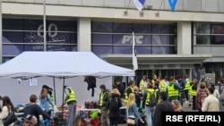 Studenti blokiraju ulaz u zgradu Radio-televizije Srbije, 16. april 2025.