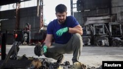 Dronele au intrat în spațiul aerian pe fondul unui atac rusesc în vestul Ucrainei. În imagine: un angajat inspectează resturile unei drone „kamikaze” la Lvov.