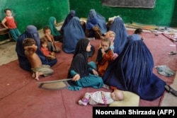 Семьи беженцев, размещенные в помещении школы в на севере провинции Кунар, 7 августа 2021 года