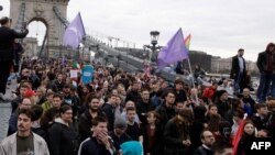 Protestatari blocând un pod de la Budapesta, pe 14 aprilie, când parlamentul Ungariei amenda constituția pentru a interzice între altele evenimentele LGBTQ. 