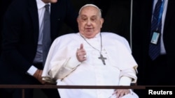 Папа Франциск на балконе больницы Джемелли 23 марта