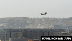 Американски хеликоптер над амбасадата на САД во Кабул. 