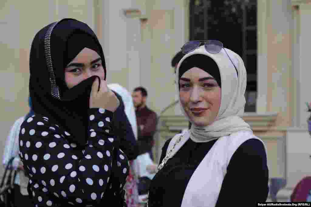 Мусульманки в традиційному вбранні