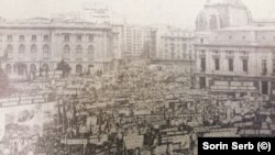 Scena balconului, repetiție generală. După anunțul rambusării datoriei externe, Ceaușescu este aclamat de peste o sută de mii de cetățeni aduși pe listă la manifestație. 