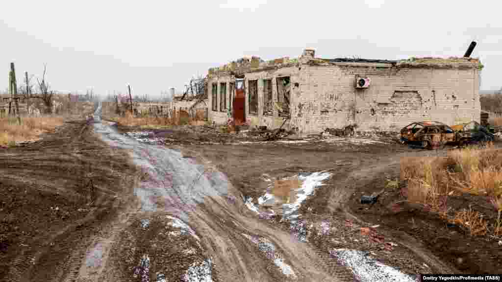 Egy út menti üzlet romjai 2024. december 4-én.&nbsp;Grom azt mondja, hogy a városban tett számos útja során közel került néhány helyihez, akiket &bdquo;gyengéd, kedves emberként jellemez, akiknek súlyos megpróbáltatásokkal kellett szembenézniük&rdquo;