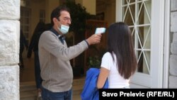 Илустрација - Заштитната маска за лице треба да ги покрива и устата и носот, советуваат лекарите