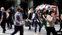 Луѓе со заштитни маски во Скопје поради пандемијата со ковид-19