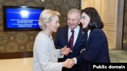 Өзбекстан президенті Шавкат Мирзияев (ортада) қызы Саида Мирзияевамен (оң жақта) бірге Еурокомиссия жетекшісі Урсула фон дер Ляйенмен сөйлесіп тұр. Самарқан, 4 сәуір, 2025 жыл. Саида қазір президент әкесінен кейінгі маңызы жағынан екінші лауазымды иеленіп отыр.