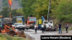 Qytetarët në veri të Kosovës kalojnë përmes bllokadave. Jarinjë, 28 shtator 2021. 