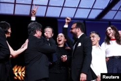 Creatorii filmului au fost sub presiunea autorităților iraniene înainte de Festivalul de Film de la Cannes.