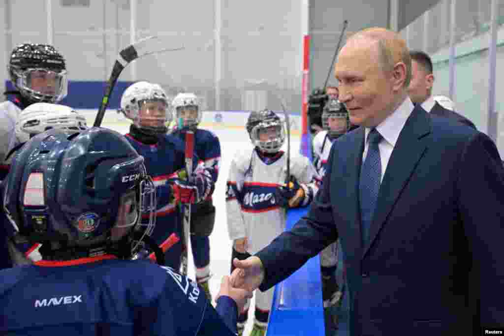 Vlagyimir Putyin orosz elnök a találkozó előtt megállt Oroszország távol-keleti Magadan városában is, hogy a helyi jégkorong csapat utánpótlás játékosaival találkozzon