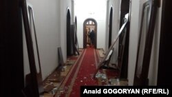 აფხაზეთის დე ფაქტო პრეზიდენტის ადმინისტრაციის შენობის დერეფანი მომიტინგეთა შეჭრის შემდეგ. სოხუმი, 2020 წლის 9 იანვარი